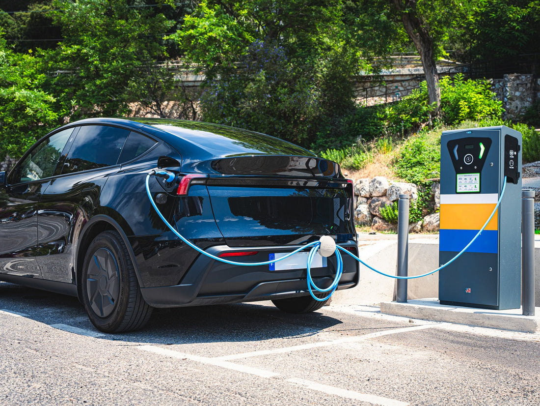 Protection du câble de recharge maintenu hors du sol par un support pendant la charge d'une voiture électrique