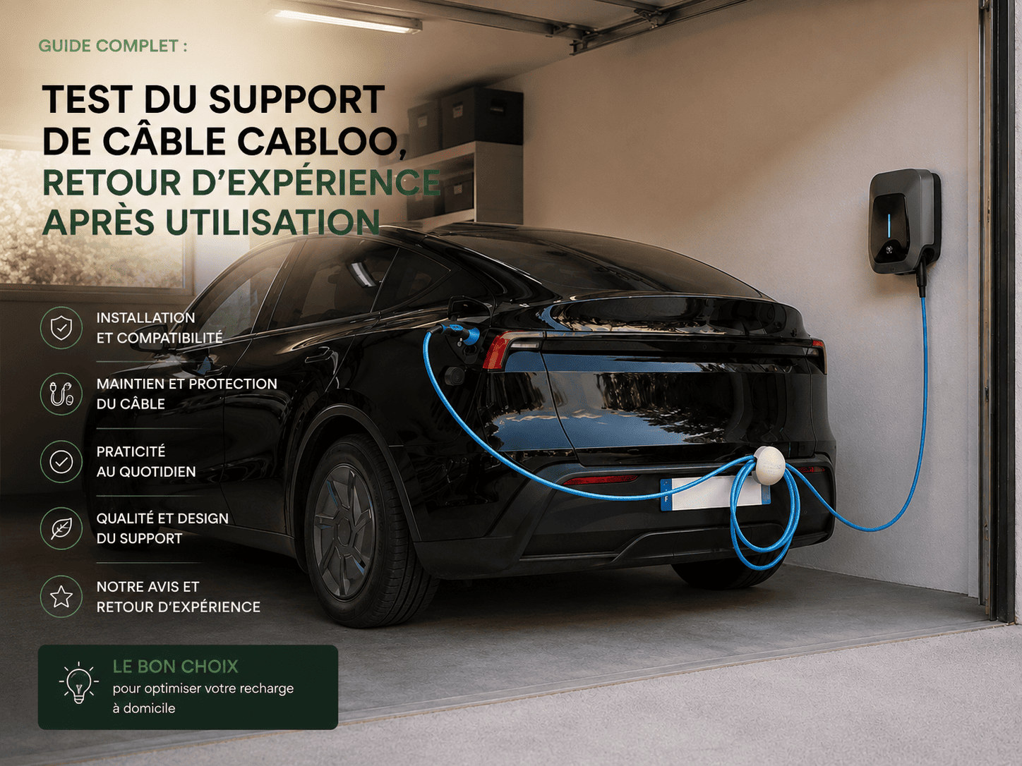 Support de câble Cabloo installé sur un hayon de véhicule électrique, maintenant un câble Type 2 de recharge voiture électrique hors du sol.