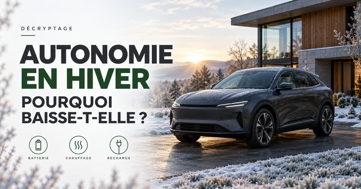 Voiture électrique givrée devant une maison au lever du soleil, illustration de la baisse d’autonomie en hiver.