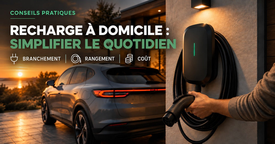 Main tenant un connecteur Type 2 devant une wallbox pour illustrer la recharge à domicile.