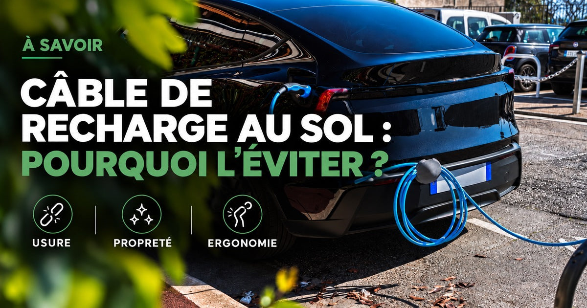 Voiture électrique en recharge, câble bleu maintenu hors du sol sur un support Cabloo au hayon.