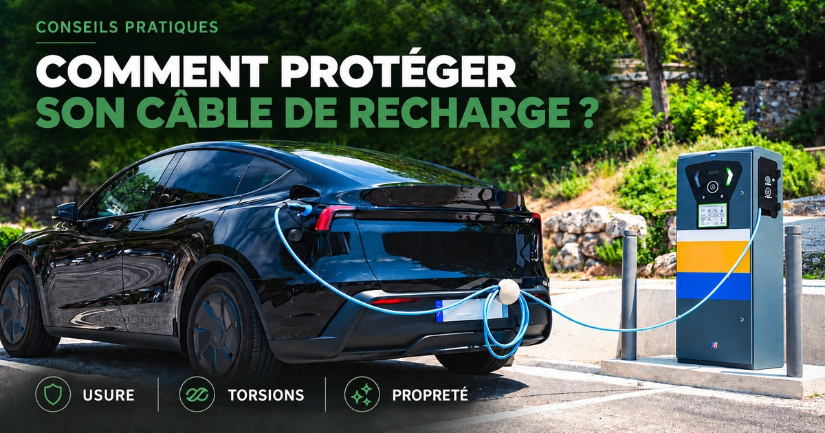 Voiture électrique reliée à une borne, câble bleu suspendu sur Cabloo pour limiter l’usure.