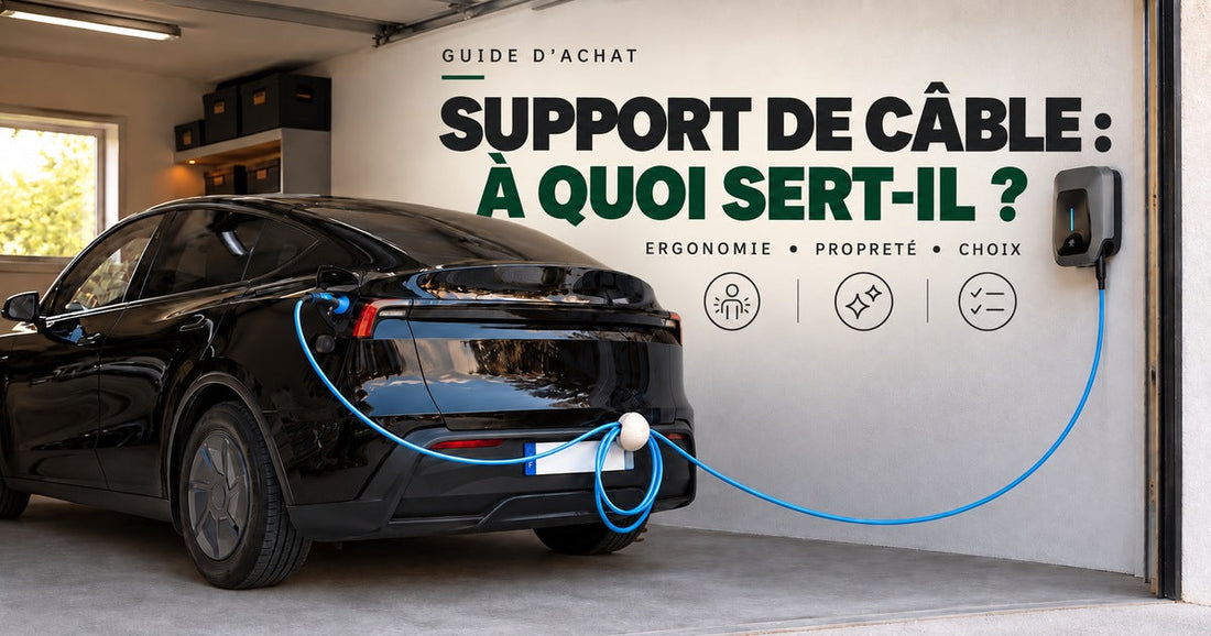 Câble bleu suspendu sur Cabloo au hayon d’une voiture électrique branchée dans un garage.