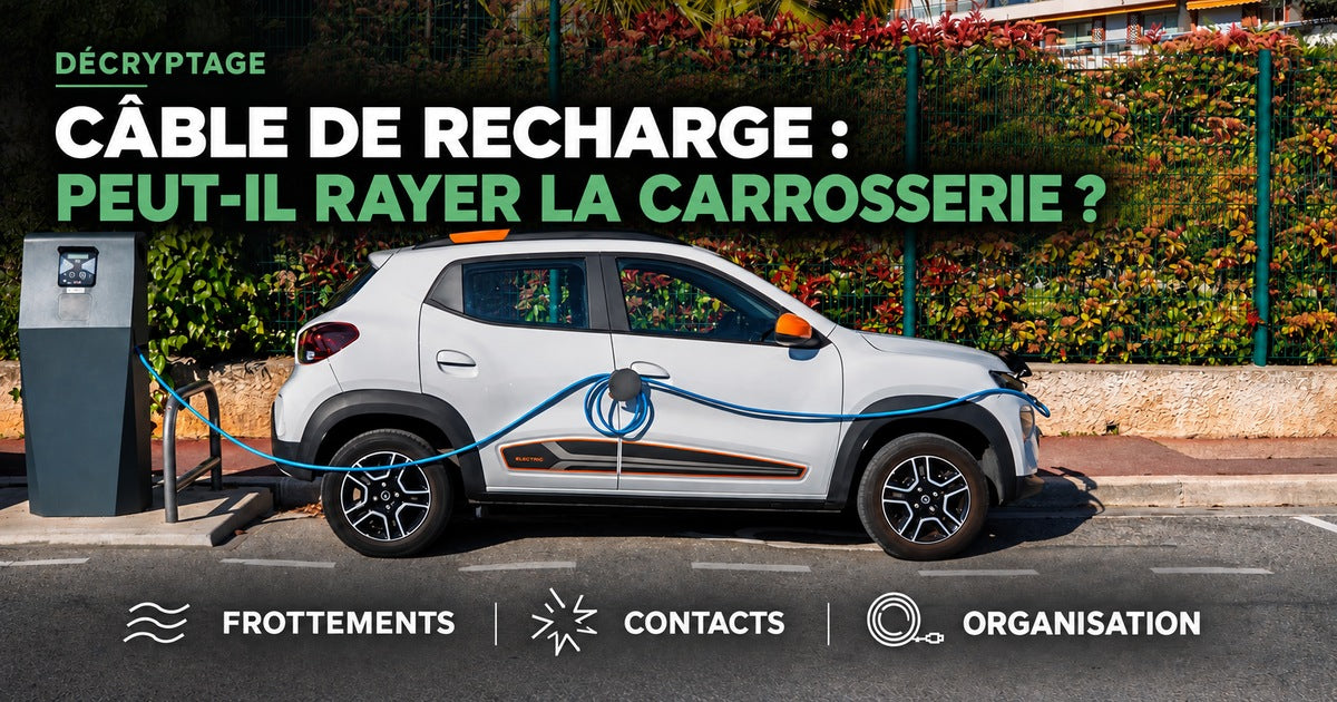 Voiture électrique en recharge, câble suspendu sur Cabloo pour limiter les contacts avec la carrosserie.